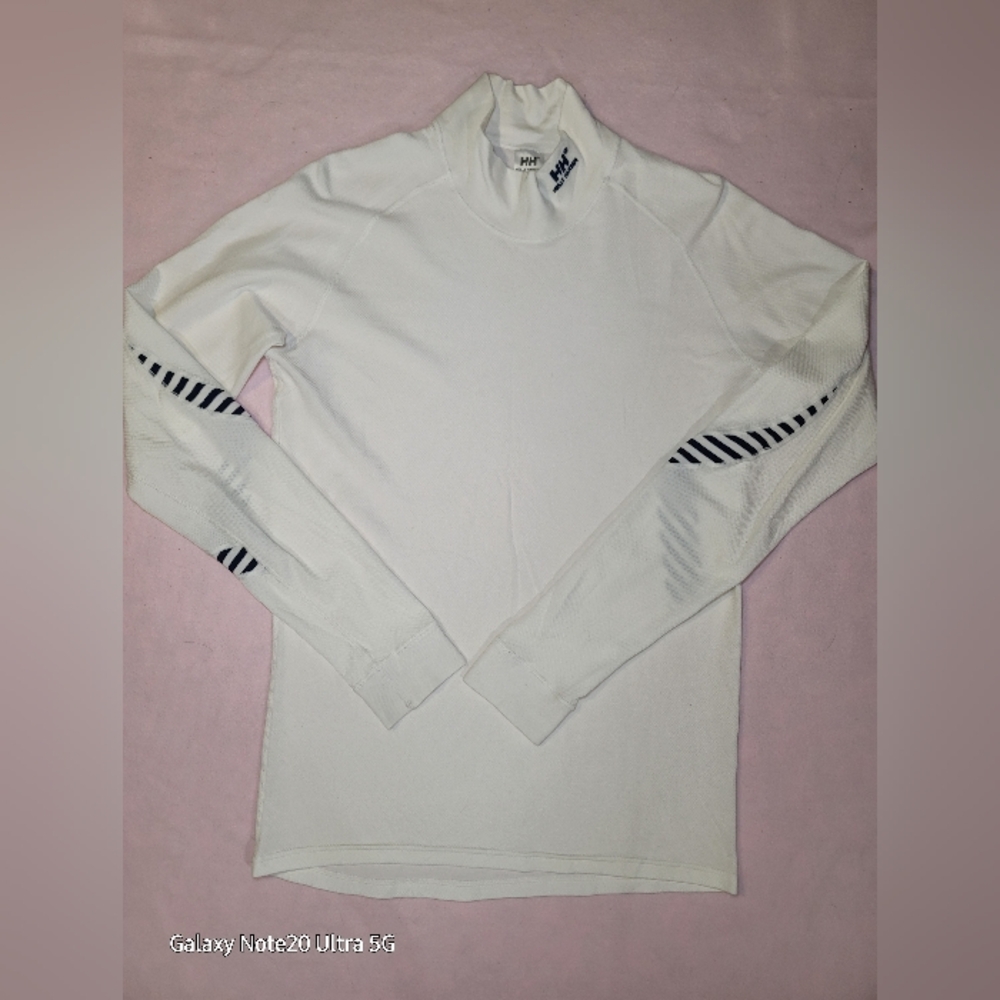 0880. EUC ~ Helly Hanson ~ Turtleneck ~ Base Layer ~ XL